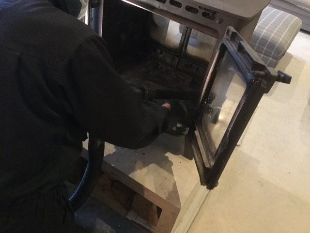 Rotary power sweeping the flue of a double-sided stove